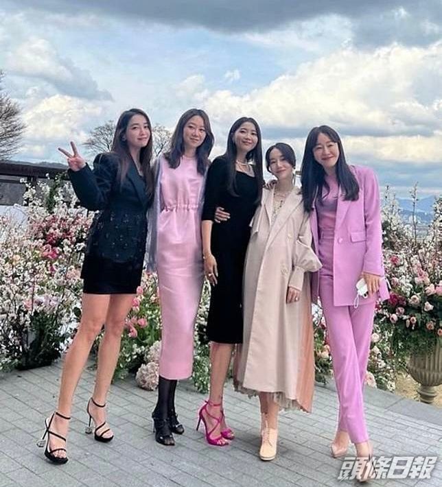 李貞賢（右二）於3月時挺住孕肚，與孔孝真（左二）及李敏貞等參加孫藝珍婚禮。